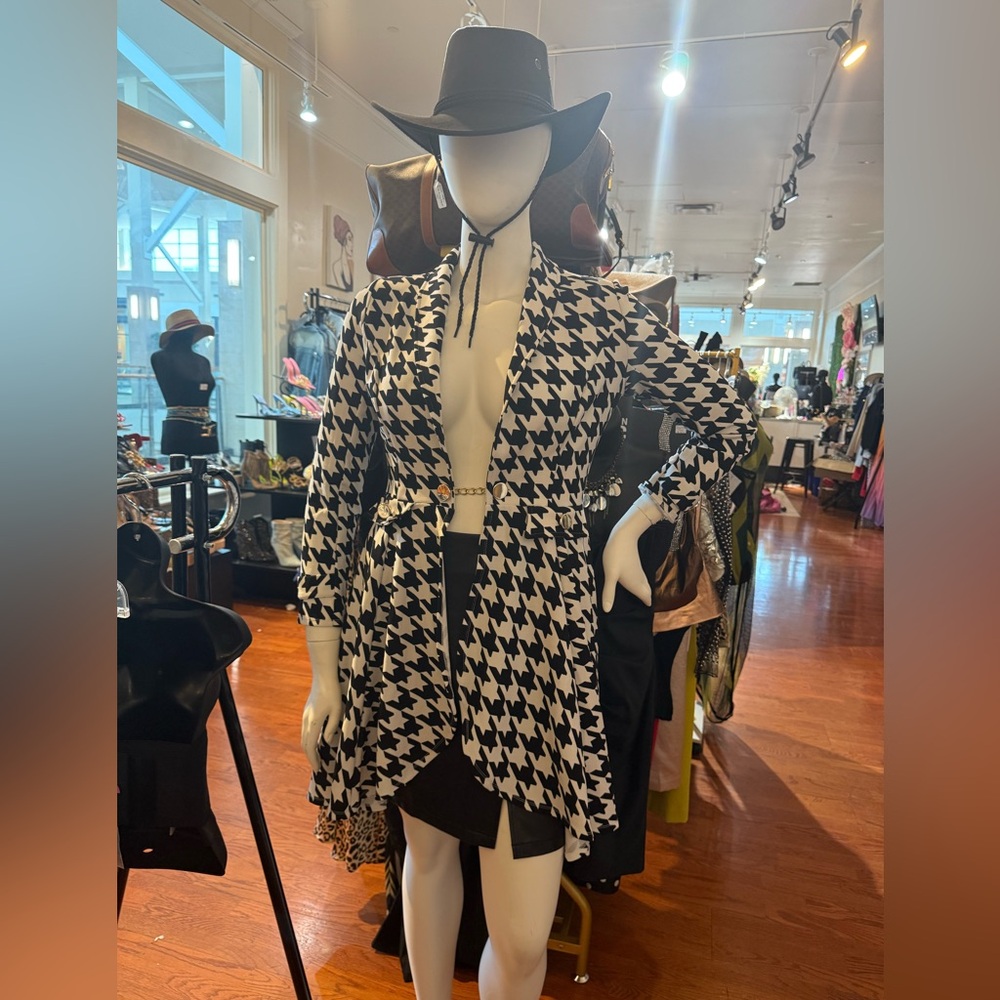 Chic Houndstooth Blazer in Black and White